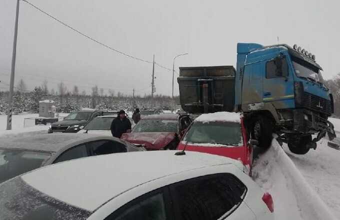 На трассе между Челябинском и Екатеринбургом произошло массовое ДТП, в котором столкнулись 13 машин