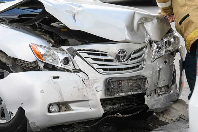 В ХМАО погиб водитель, который врезался в припаркованную фуру