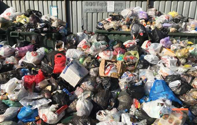Завалы мусора в Челябинске превысили два метра