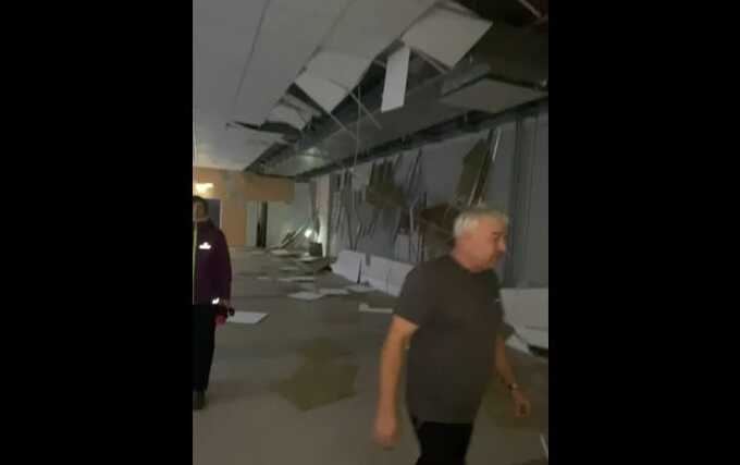 В новой школе Омской области за несколько дней до открытия рухнул потолок