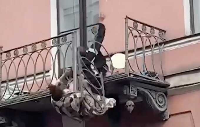 Отец с сыном выпали с балкона прямо во время драки в Москве