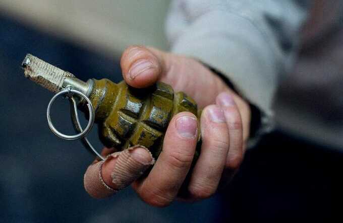 В Красноярском крае мужчина поссорился с сестрой и пригрозил ей муляжом гранаты