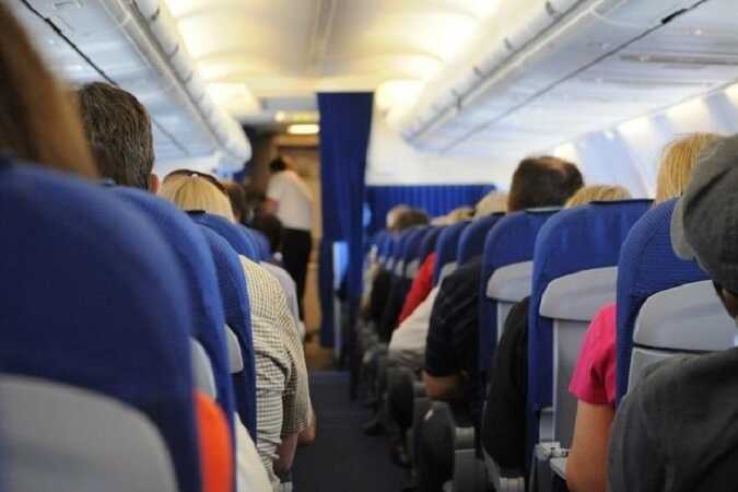 Подросток-дебошир избил родственника на борту самолёта и сорвал рейс