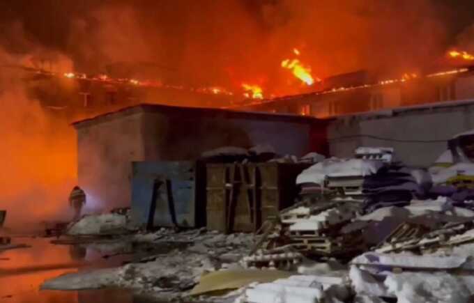 Ночью более 100 пожарных выехали на тушение крупного пожара в Подмосковье