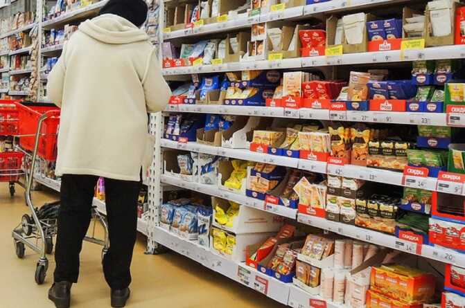 Россиянка покусала продавца в супермаркете, когда ей помешали украсть продукты