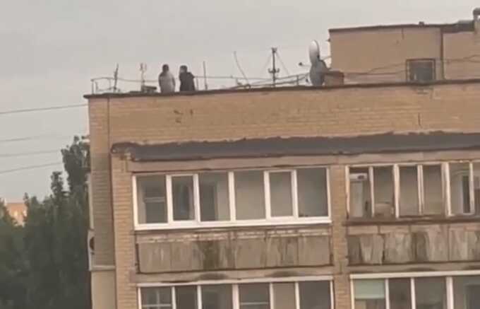 В Подмосковье подростки выпивали на крыше и решили сыграть в опасную игру