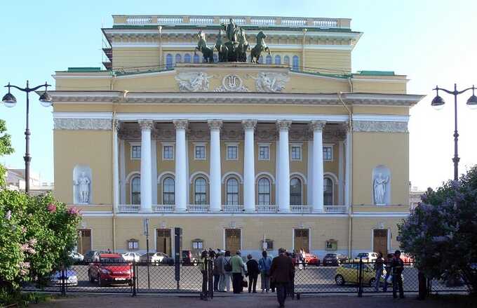 Александринский театр в Петербурге отменил спектакль Акунина из-за 