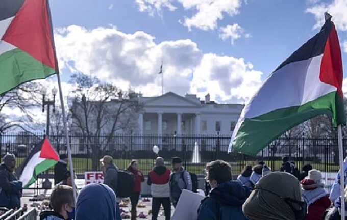 В Вашингтоне из-за митингующих эвакуировали сотрудников Белого дома