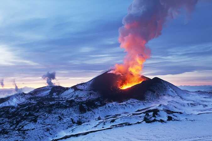 Тонны раскалённой лавы накрыли старейший город Исландии