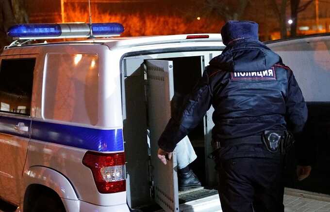 Полицейские задержали мужчину за приставания к девочке в ТЦ Петербурга