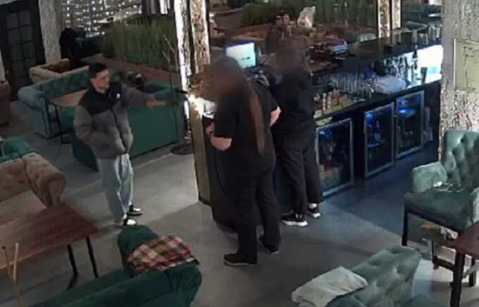Посетитель ТЦ в центре Москвы пытался ограбить два кафе ради шутки