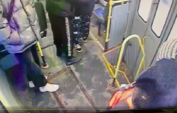Появилось видео избиения кондуктора трамвая в Петербурге тремя подростками