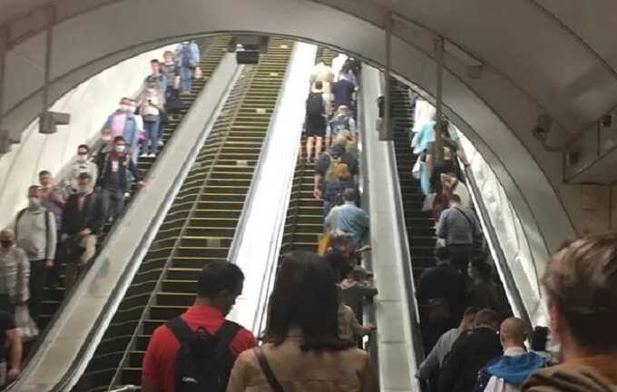 В Петербурге двое мужчин рухнули на пенсионерку с эскалатора в метро