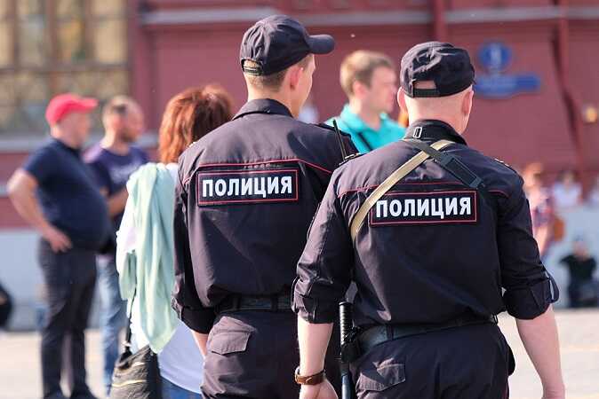 Полицейские организовали незаконную миграцию в российский регион за взятки