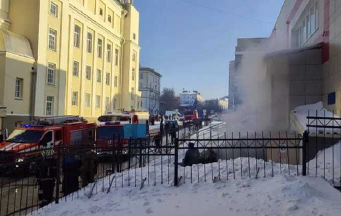 В центре Новосибирска школьников эвакуировали из загоревшейся гимназии