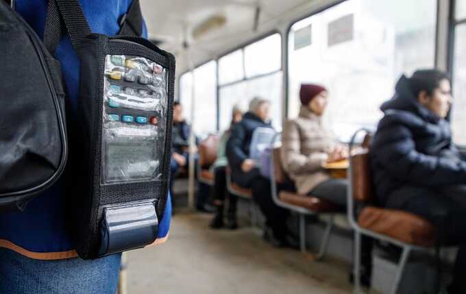 Пассажирка автобуса напала на пожилую женщину-кондуктора из-за 100 рублей