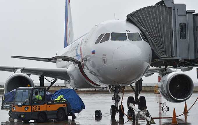 Пассажирский боинг, летевший из Сургута в Москву, пришлось сажать в аэропорту Перми из-за буйного пассажира