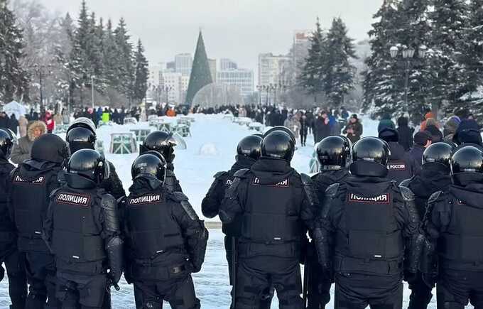 «Мы туристы, пришли на памятник посмотреть»: В Уфе люди собираются на акцию в поддержку Фаиля Алсынова