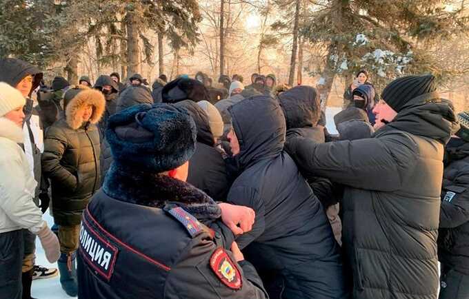 В Уфе на митинге поддержки Алсынова идут столкновения с полицией