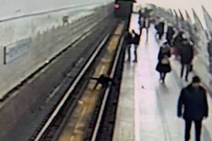 Мужчина присвоил упавший на рельсы в московском метро телефон и попал на видео