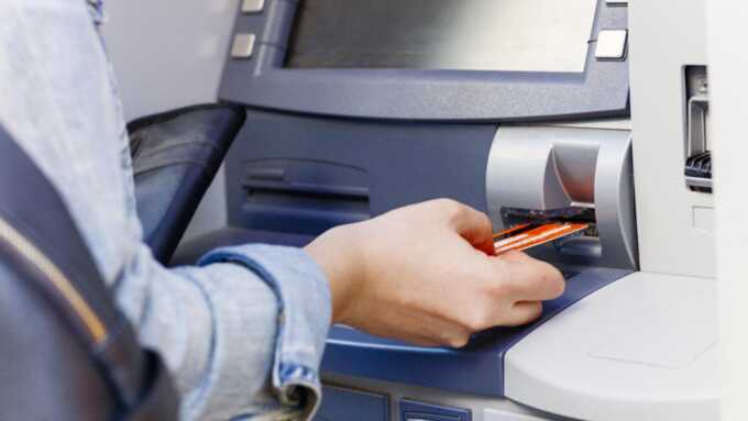 В Москве мужчина решил ограбить банкомат, пока снимал деньги с карты