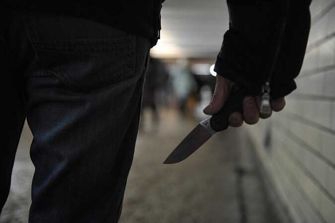 В Новосибирске группа подростков атаковала прохожих, используя физическую агрессию и нож