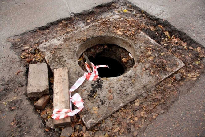 В Красноярске школьница провалилась в канализационный люк во дворе дома