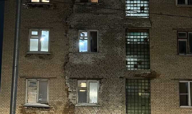 Многоэтажный дом треснул по фасаду в городе Пересвете Московской области