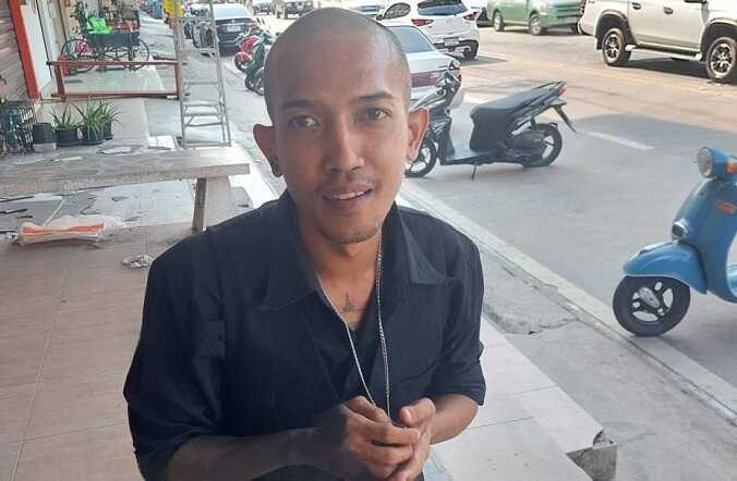 Тайскому парикмахеру, которому сбрил часть волос русскоязычный клиент, пришлось побриться налысо