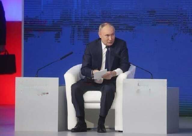 На особо охраняемой и проверяемой встрече Путина с «доверенными лицами» сотрудник ФСО готовился прикрыть его бронещитом