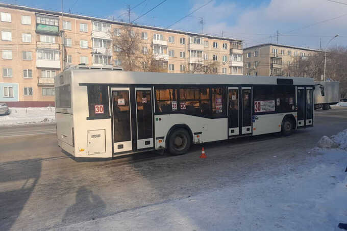 В Новосибирске ребёнок выпал из автобуса на ходу