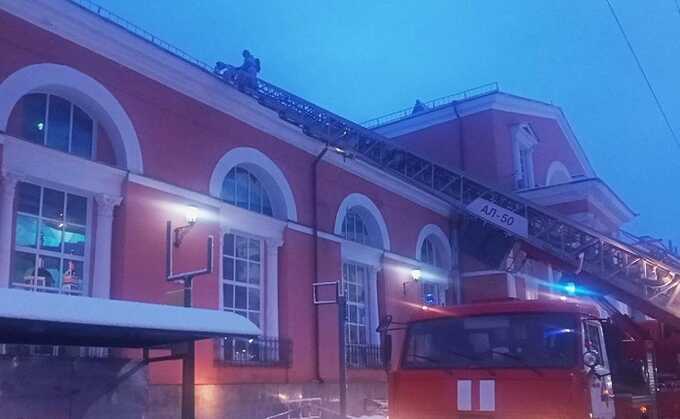 В Брянске на вокзале загорелась крыша