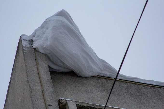 В Башкирии на бабушку, сидящую на скамейке, обрушилась куча снега