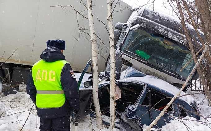 На Урале произошла крупная авария с грузовиком: есть пострадавшие