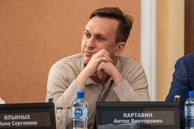 Новосибирский депутат Антон Картавин теперь ходит на работу с иноагентской табличкой, после того как две недели назад он был включен в список Минюста