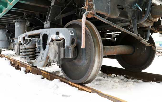 В Пермском крае поезд снёс грузовик на переезде, сломал столб и оборвал электропровода