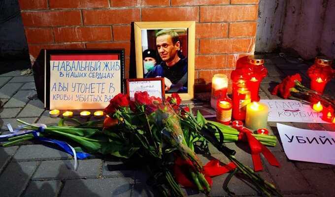 Россияне собрались у посольства В Германии на акцию в память об Алексее Навальном