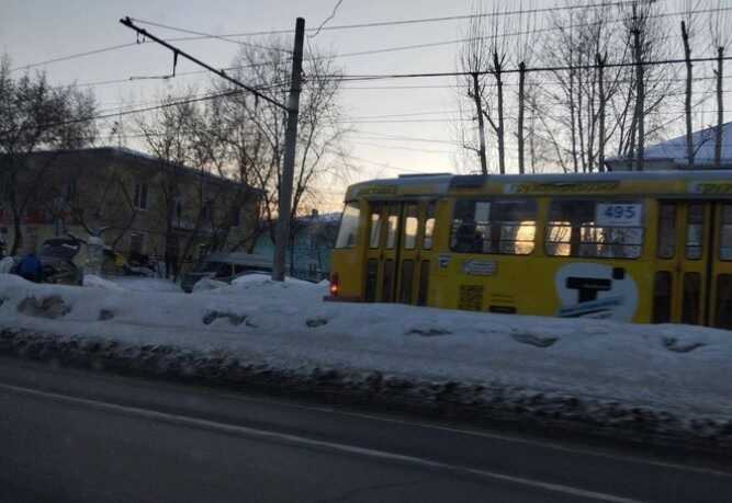В Екатеринбурге трамвай протаранил автомобиль