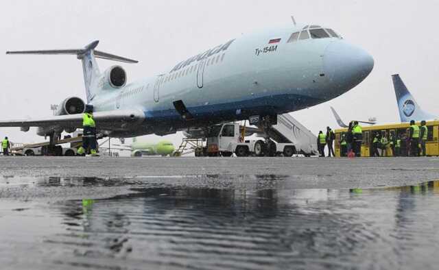 В аэропорту Новосибирска самолёт задел крылом спецтехнику