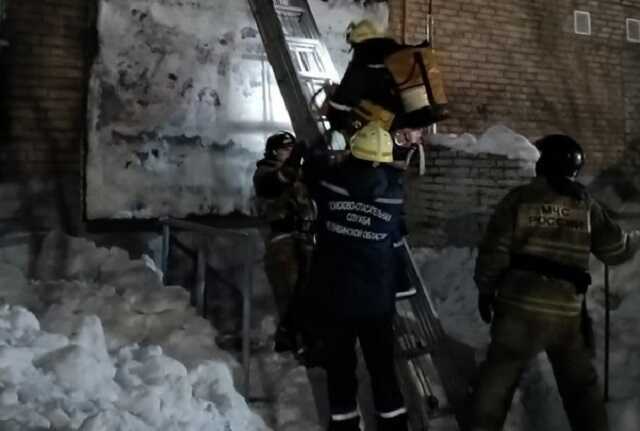 В Челябинске рухнувший из-за снега козырек подъезда перекрыл жителям выход из дома