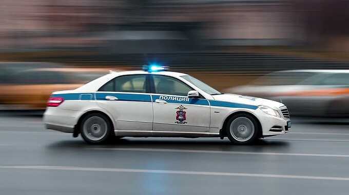 В Пермском крае зафиксированы кадры погони, в ходе которой сотрудники полиции открыли стрельбу по автомобилю, водитель которого отказался остановиться