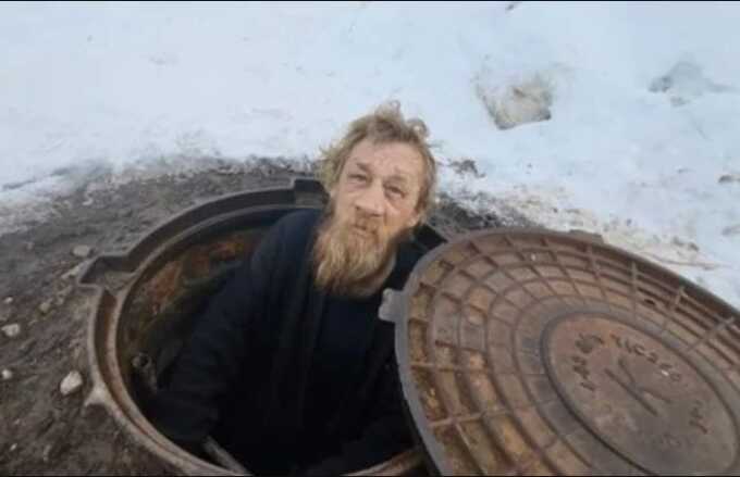 Житель Тольятти жил в канализационном колодце