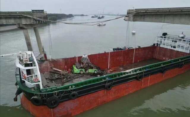 Грузовое судно снесло часть моста в южном китайском городе Гуанчжоу