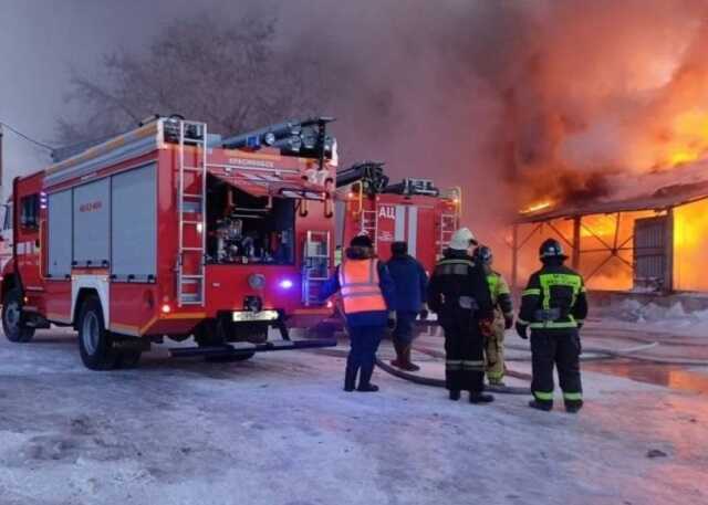 На складе в Новосибирске произошел крупный пожар