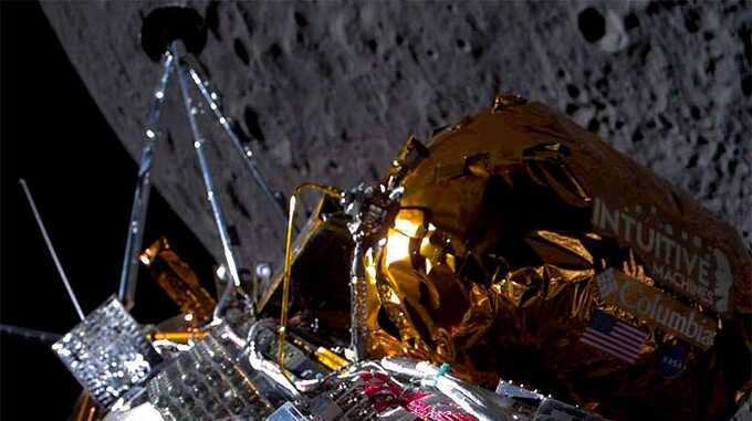 США впервые за 50 лет посадили космический аппарат на Луну