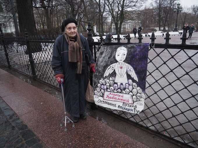 Силовики задержали 77-летнюю петербуржскую художницу за пикет в память о Навальном