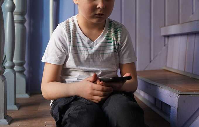 Восьмилетний мальчик перевел незнакомцам 400 тысяч рублей с телефона матери