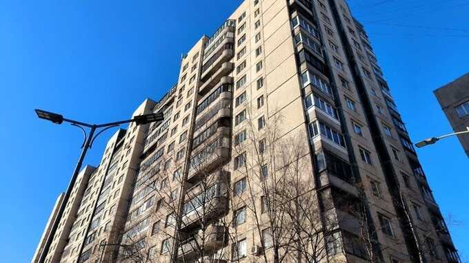 В Москве спасли пенсионера, который повис на окне 12-го этажа