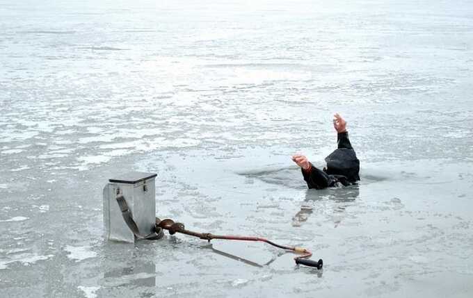 В Подмосковье рыбак удочкой пытался спасти провалившуюся под лёд женщину