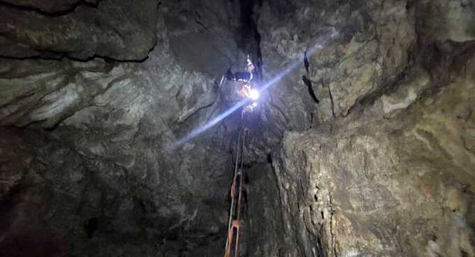 В Национальном парке Сочи нашли свалку в пещере, мусор вывозили три недели